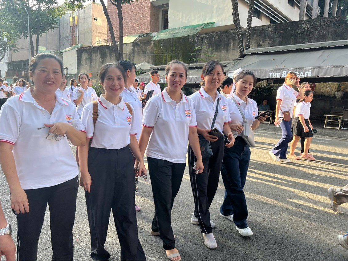 Trường Mầm non Hoa Hồng tham gia chương trình Đi bộ đồng hành "Mỗi bước chân - Triệu tấm lòng" do Ủy ban Mặt trận Tổ quốc Việt Nam phường Hạnh Thông tổ chức và đóng góp ủng hộ quỹ "Vì người nghèo" năm 2026 — ảnh 1/2