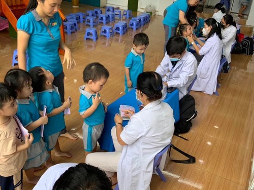Trường MN Mỹ Cát phối hợp với TT y tế Quận 6 tổ chức khám sức khỏe tổng quát cho trẻ (LẦN 1)
